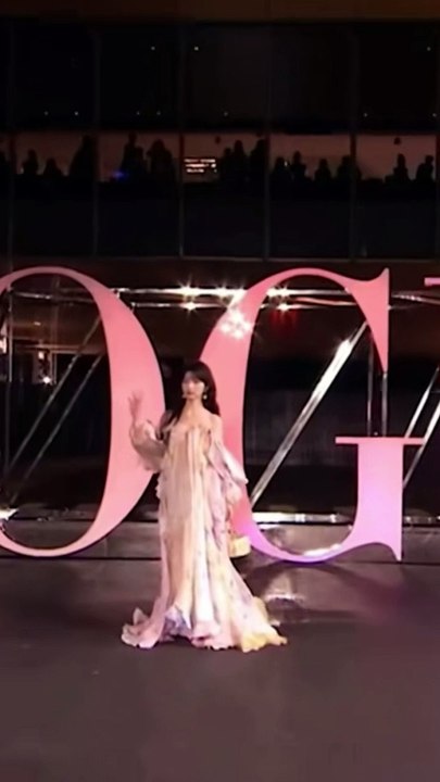 田曦薇蹦蹦跳跳走秀，美得我一秒都不想剪掉 Tian Xiwei bounced down the runway.