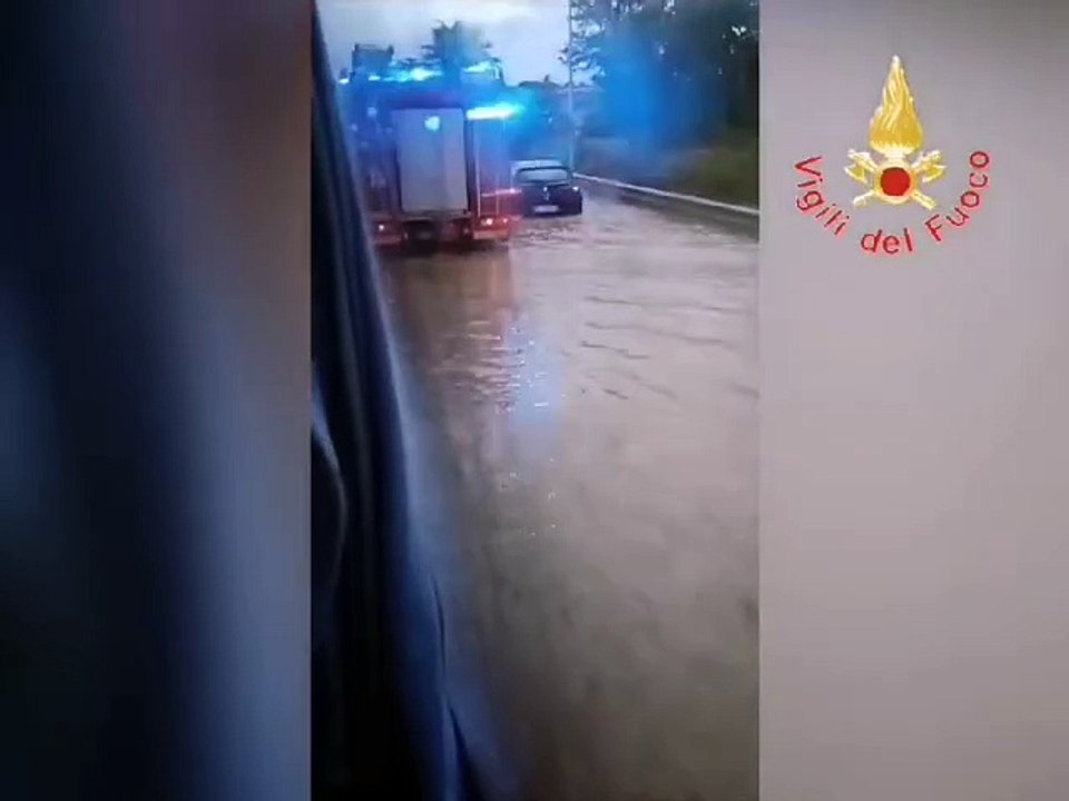 Nubifragio nel Catanzarese: case e comuni isolati. Auto inghiottita da una voragine sulla ss280, chiusa la strada "Dei Due Mari"