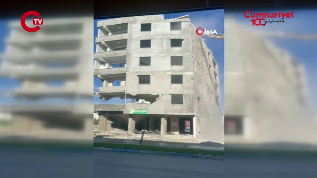 6 katlı bina, iş makinesinin dokunuşuyla yerle bir oldu