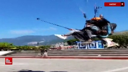 Hatay'da DMD hastasına destek için yamaç paraşütüyle atladı