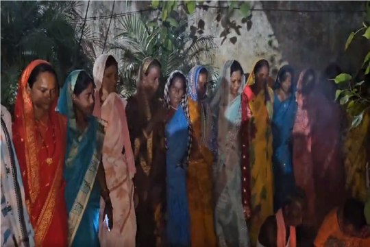 CG Viral Video: कौशल्या साय ने ग्रामीण महिलाओं के साथ किया करमा नृत्य, देखें वीडियो...