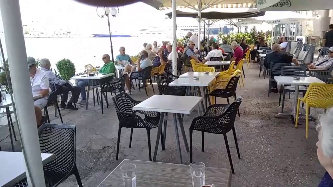 Πρωινό καφεδάκι  στο ψαρολίμανο της ΜΥΤΙΛΗΝΗΣ