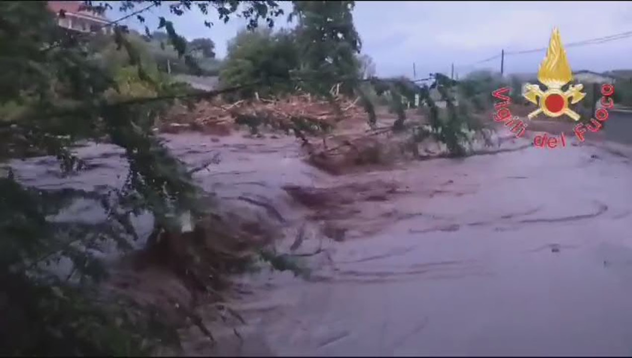 Maltempo in Calabria, esonda torrente: isolato Comune di Maida - Video