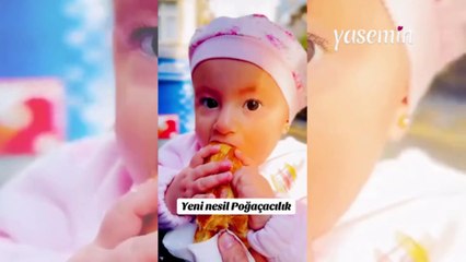 Görenler oyuncak bebek sanıyor! Küçük kızıyla beraber poğaça satan baba...