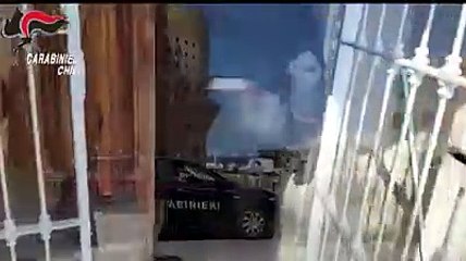 Da una botola nel pavimento si arriva alla serra per lavorare la droga