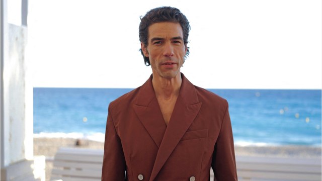 GALA VIDÉO - Tahar Rahim grimé en Charles Aznavour : la réaction hilarante de sa femme Leïla Bekhti