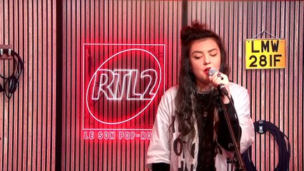 LIVE - Hoshi interprète "Wake Me Up When September Ends" dans #LeDriveRTL2 (16/10/24)