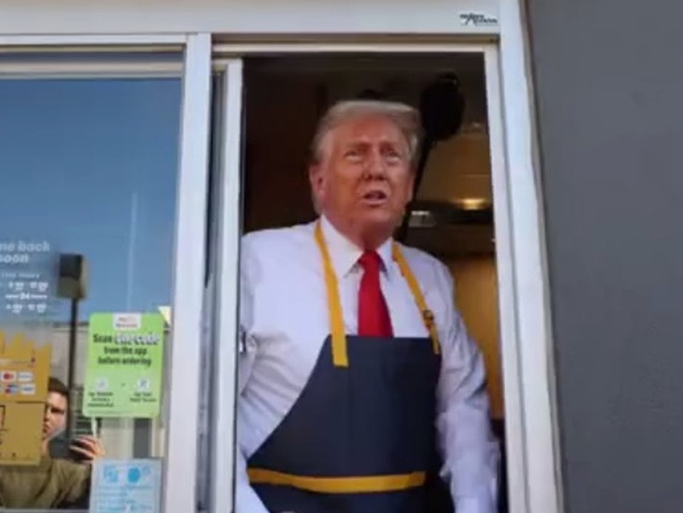 Donald Trump hilft im McDonald's aus und frittiert Pommes