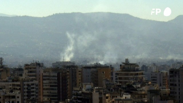 الدخان يتصاعد فوق الضاحية الجنوبية لبيروت غداة الغارات الإسرائيلية