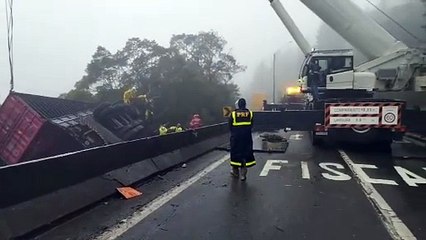 Carreta tomba sobre van e mata pelo menos seis pessoas na BR-376, em Guaratuba