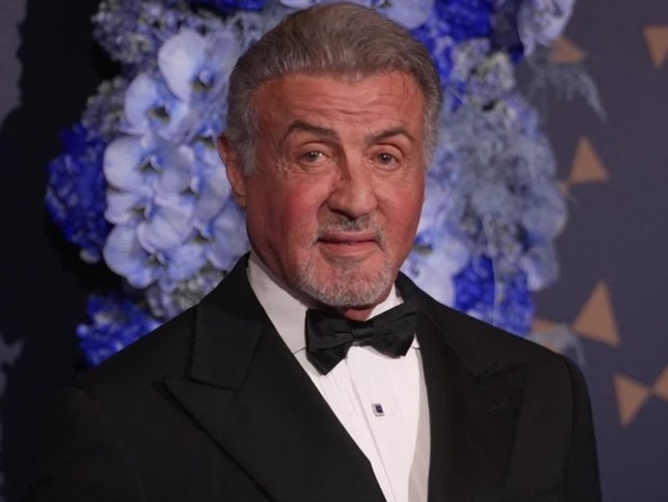 Sylvester Stallone schwingt barfuß das Tanzbein