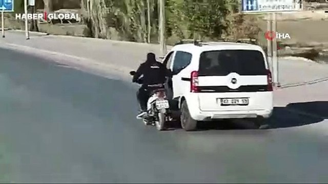 Motosiklet sürücüsünün tehlikeli yolculuğu kamerada