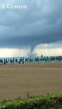 Maltempo, tromba d'aria in mare al largo di Vasto