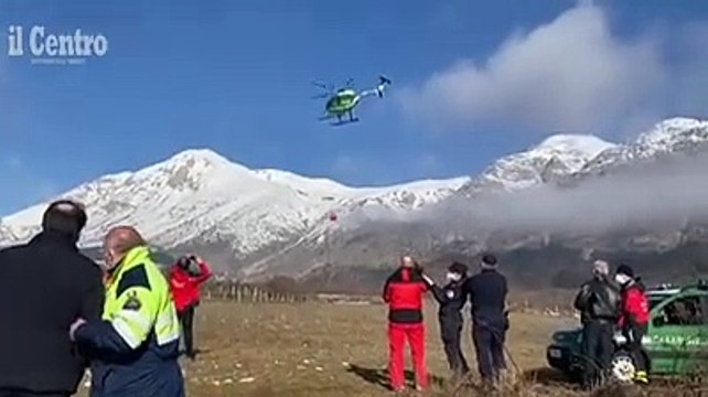 Le ricerche degli escursionisti con il sonar attaccato all'elicottero