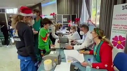 I bambini si vaccinano in ospedale e trovano clown e Babbo Natale