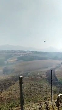 Vigili del fuoco al lavoro con gli elicotteri per spegnere l'incendio