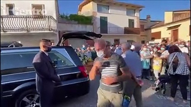 Il commovente addio all'agricoltore con la canzone di Vasco Rossi