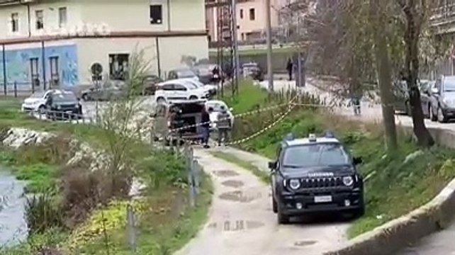 I rilievi delle forze dell'ordine lungo le sponde del fiume