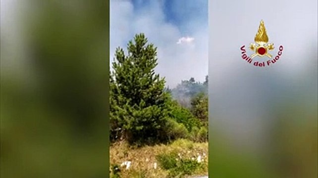 Canadair in azione a Manoppello: bombe d'acqua per spegnere gli incendi