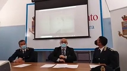 Télécharger la video: Uno dei quattro giovani strappa il tergicristallo dall'auto della polizia e insulta gli agenti