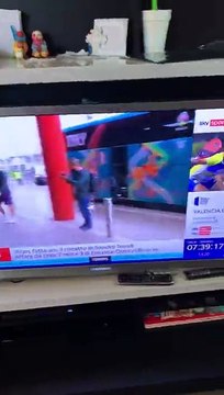 Gli azzurri arrivano a Londra, qualcuno grida Forza Pescara e Verratti saluta