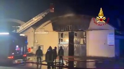 In fiamme un capannone industriale a Manoppello Scalo