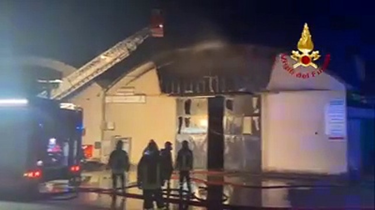 In fiamme un capannone industriale a Manoppello Scalo