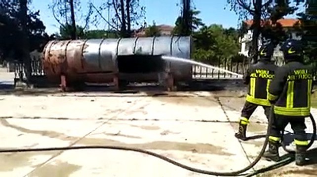 Vigili del fuoco al lavoro per domare l'incendio divampato nella vecchia cisterna di gasolio