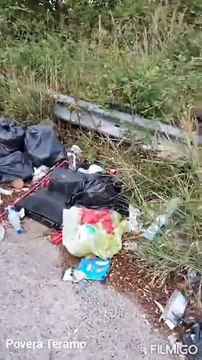Rifiuti buttati sulla Provinciale, una discarica a cielo aperto a Teramo