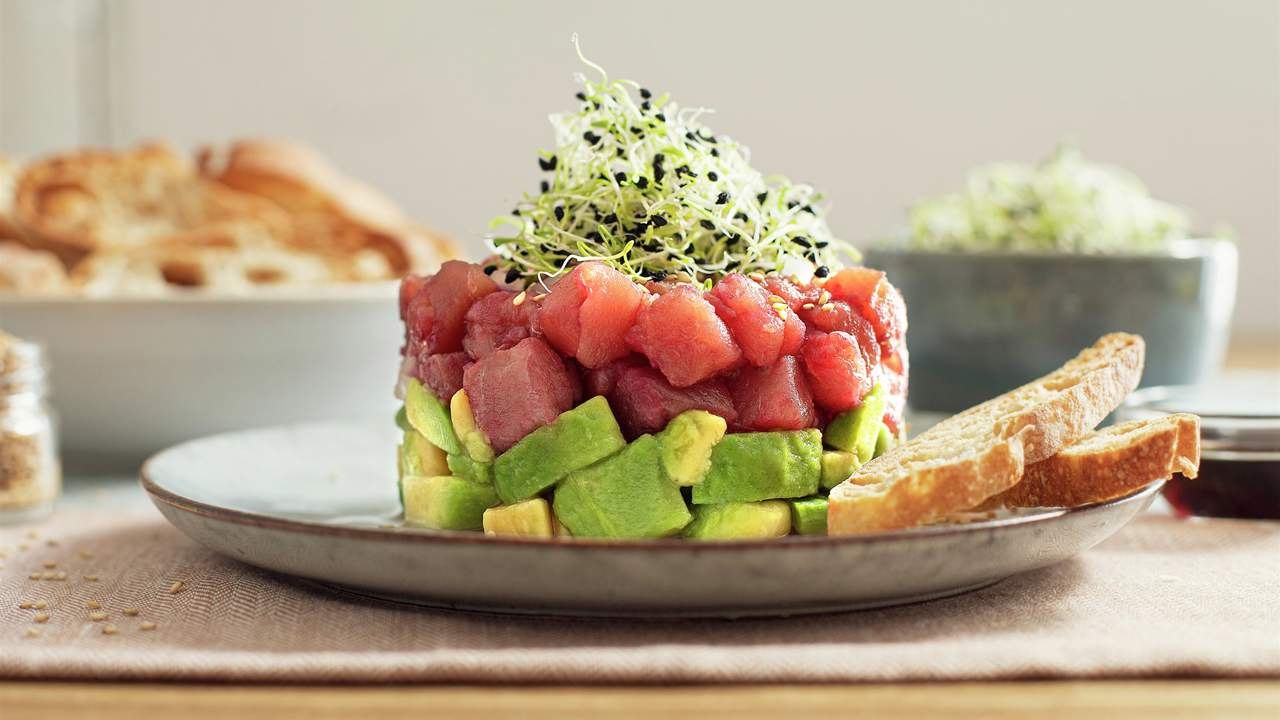 Tartar de atún con aguacate - Cocina Fácil