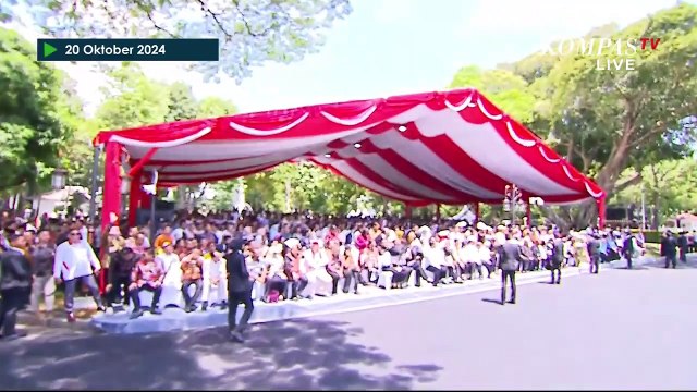 Prabowo Buka Atap Mobil Salami Warga saat Iring-iringan Menuju Istana Usai Dilantik