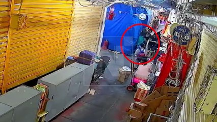 Imágenes sensibles: ¡Lo arrojó al piso! Un hombre agredió a un niño en pleno Mercado “San Antonio”