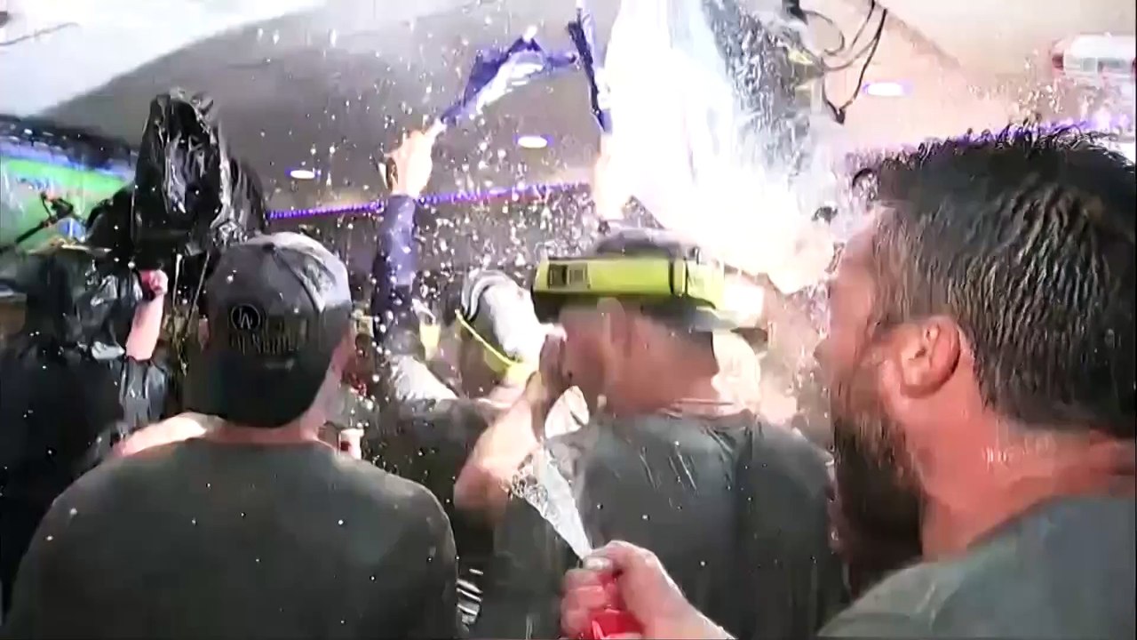 Las celebraciones de los Dodgers se extienden al vestuario tras eliminar a los Mets para llegar a la Serie Mundial