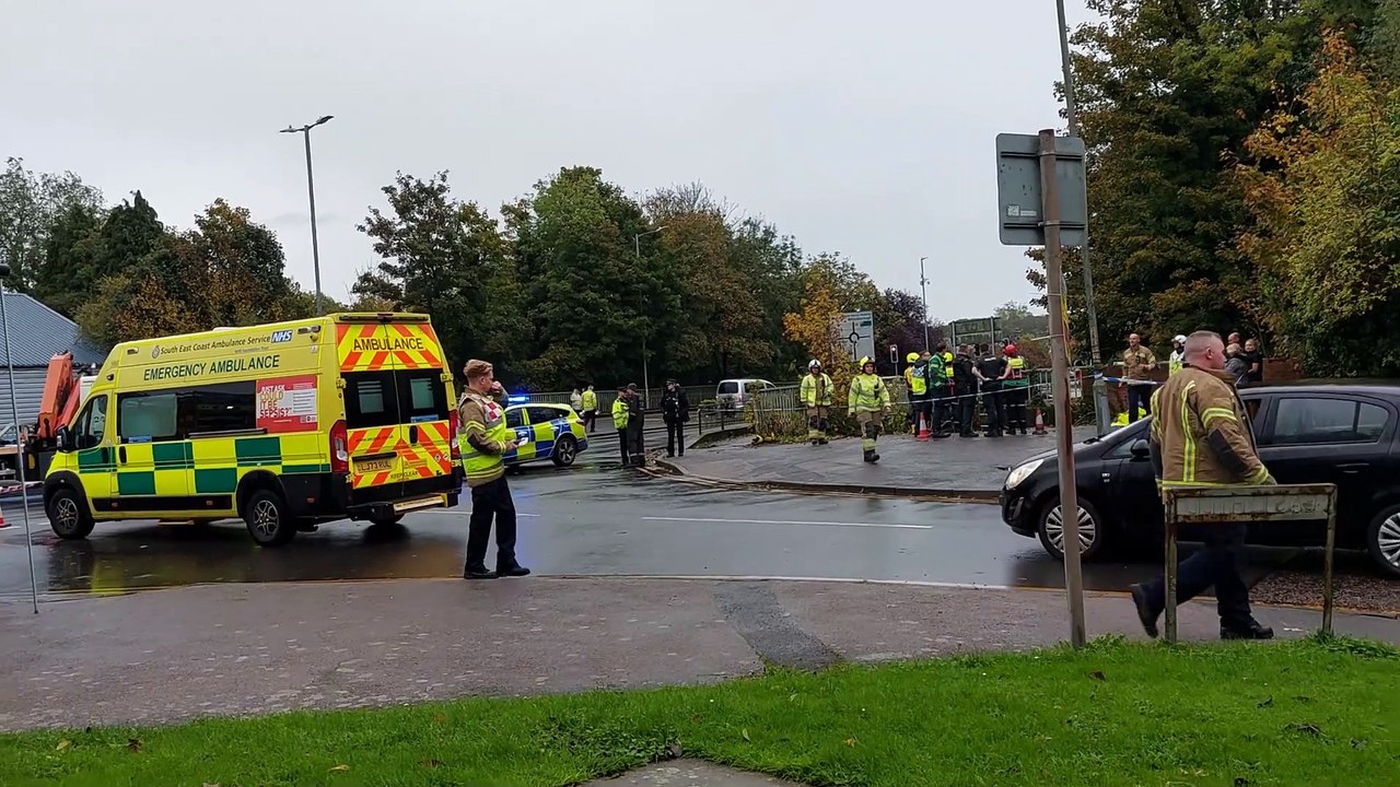 Huge emergency response as car plunges into river video Dailymotion