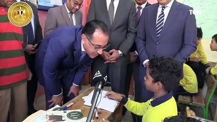 في حوار أبوي.. رئيس الوزراء يتابع كشكول أحد التلاميذ ويسأله عن الأداء المنزلي والتقييم الأسبوعي