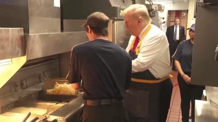 Trump sorprende sirviendo patatas fritas en un McDonald's de Filadelfia.