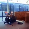 Un homme sous OQTF menace deux contrôleurs et les passagers d'un bus avec un couteau