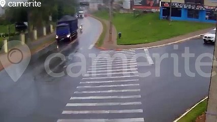 Motoboy pula de moto e escapa de ser arrastado por caminhão no Paraná