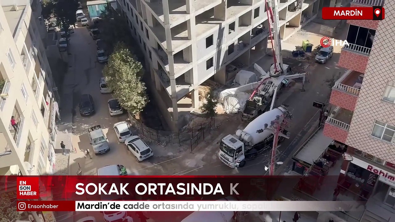 Mardin'de cadde ortasında yumruklu, sopalı kavga