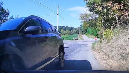 Careless driver shamelessly causes damage to car despite being given way to proceed