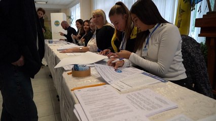 Referendo sobre a UE na Moldávia tem vitória apertada do 'Sim'