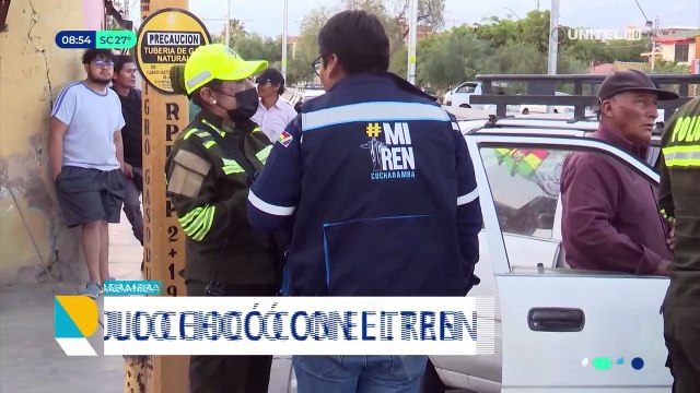 Taxi choca contra un vagón del Tren Metropolitano y deja daños materiales de consideración