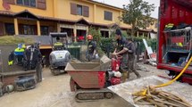 Gli uomini della protezione civile trentina al lavoro nei paesi allagati in provincia di Bologna