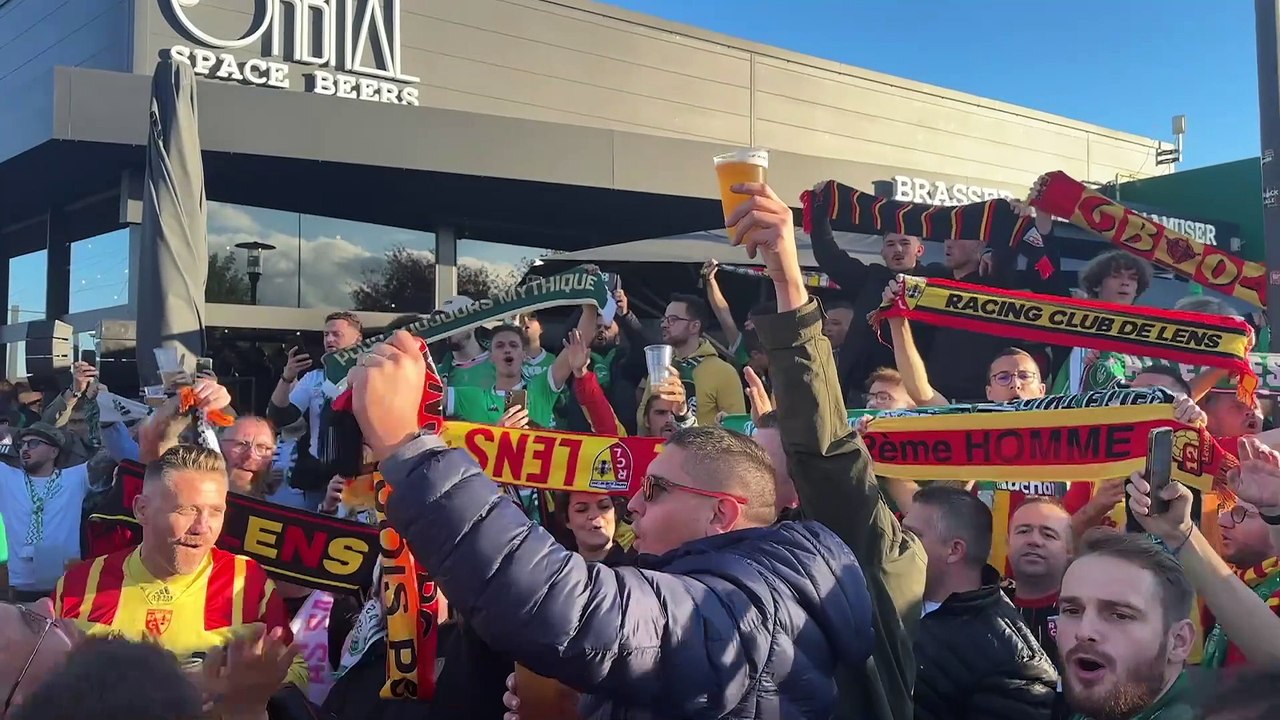 Les Stéphanois et les Lensois chantent les corons devant Geoffroy Guichard