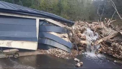 La coulée de boue et d'arbres dans le village du Roux