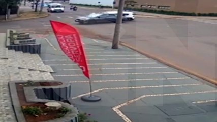 Câmera flagra acidente entre Jeep e Peugeot