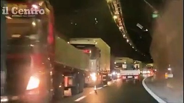 Auto e camion incolonnati nel tratto chiuso dell'A14