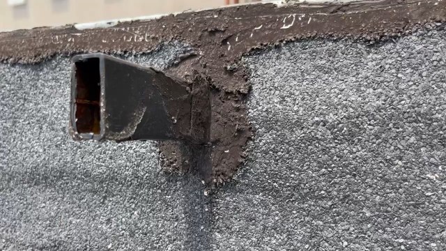 De l’eau dans les pieds. Forcement, quand le chantier est a l’abandon pendant des mois, ca fait des degats.