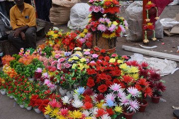 मिट्टी के बने रंगी दिये, झालर, तोरण ने बदला बाजार का लुक