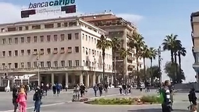 Pasqua in zona rossa, a Pescara negozi chiusi ma tanta gente in strada